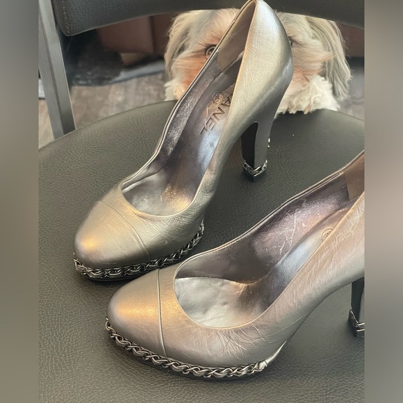 CHANEL "Chain": Deep Silver, Leather & "CC" Logo Pumps/Heels - Picture 16 of 16